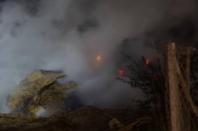 Pforzheim - Umfangreiche Loescharbeiten nach Brand von 500 Heuballen